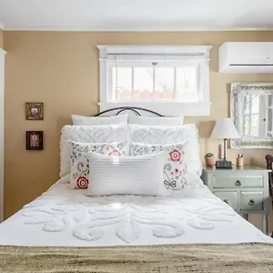 Casita Charm, Cozy Character Long Beach